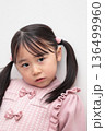 4歳女の子の上半身 (白バック 無背景) 136499960