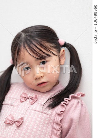 4歳女の子の上半身 (白バック 無背景) 4歳女の子の上半身 (白バック 無背景) 136499960