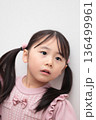 4歳女の子の上半身 (白バック 無背景) 136499961