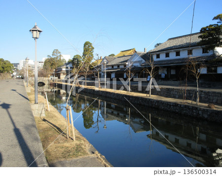岡山県倉敷市！倉敷美観地区の古い街並み 136500314