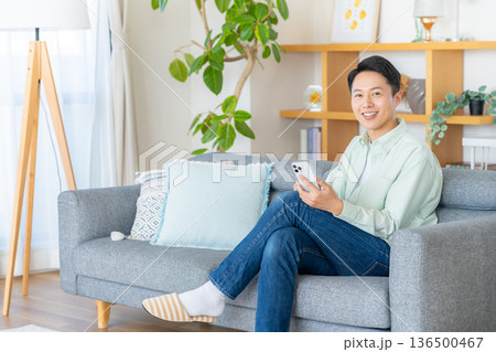 スマホを操作する男性 スマホを操作する男性 136500467