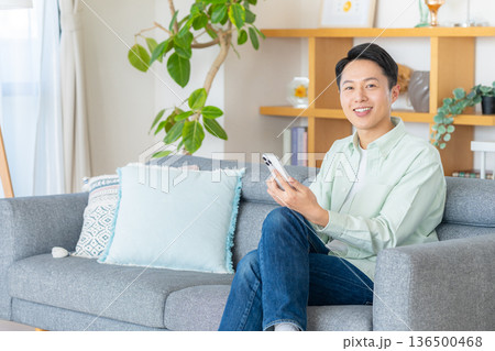 スマホを操作する男性 136500468