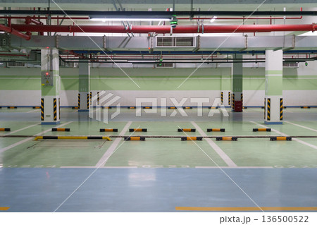 空車のない地下駐車場の内部空間 136500522