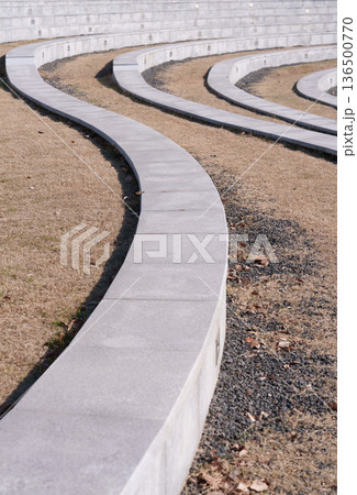 曲線が美しい屋外コンクリート階段の景観デザイン 曲線が美しい屋外コンクリート階段の景観デザイン 136500770