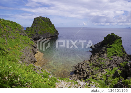 沖縄・青の洞窟周辺の透明な海 沖縄・青の洞窟周辺の透明な海 136501196