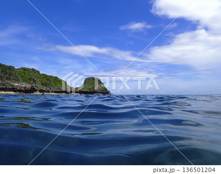 沖縄・青の洞窟周辺の透明な海 136501204