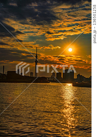 夕焼けに染まる中川とスカイツリー 136501258