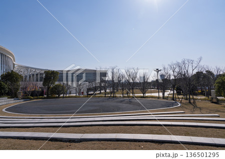 円形広場と現代文化施設の建築風景 コピースペースのある都市公園 円形広場と現代文化施設の建築風景 コピースペースのある都市公園 136501295