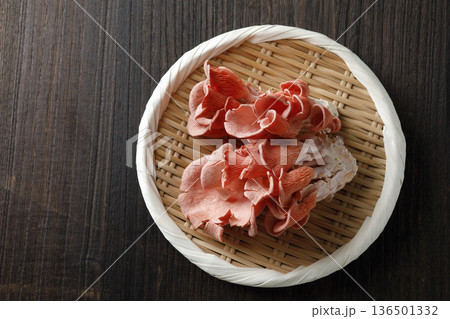 笊に盛ったトキイロヒラタケ　木目背景 136501332