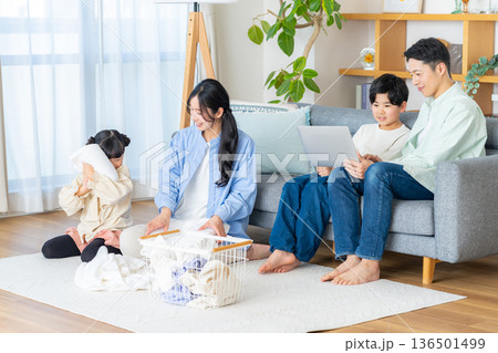 リビングで団欒する4人家族 136501499