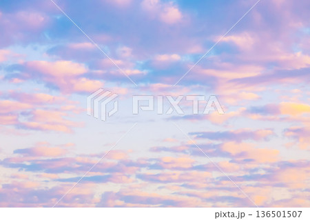パステル調の朝焼け空 パステル調の朝焼け空 136501507