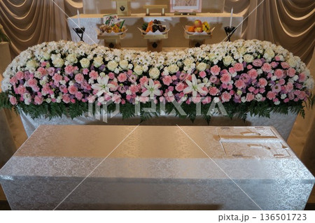 お洒落な花祭壇 136501723