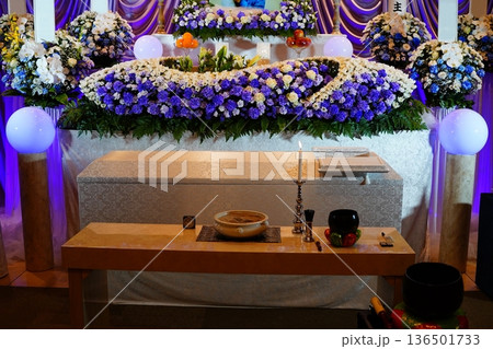 お洒落な花祭壇 136501733