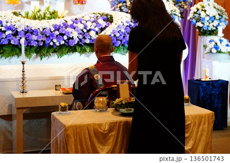 お焼香をする親族 お焼香をする親族 136501743
