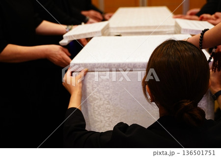 棺のふたを閉じる親族 棺のふたを閉じる親族 136501751