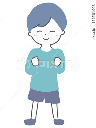 グータッチをする笑顔の男の子　イラスト 136501908