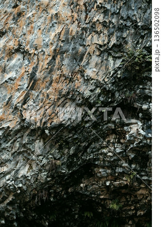 玄武洞の柱状節理が織りなす岩壁テクスチャ 玄武洞の柱状節理が織りなす岩壁テクスチャ 136502098