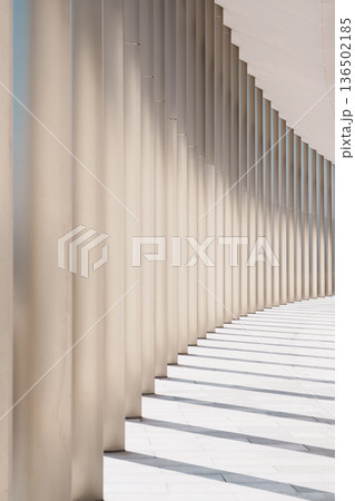 現代建築の柱が連なる回廊　光と影が作るミニマルデザイン 136502185