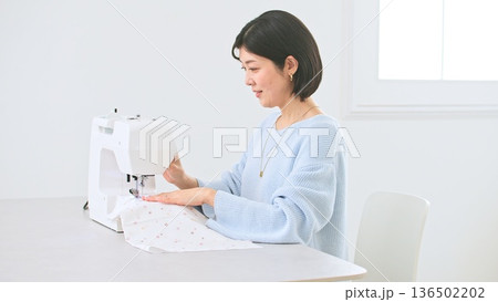 ミシン  女性 イメージ 136502202