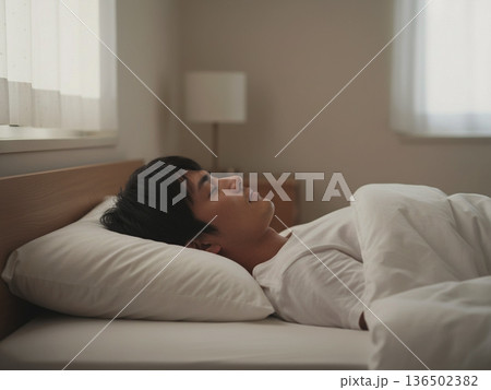 快眠する男性 136502382