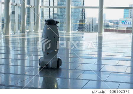 異常を検知するセキュリティロボット 異常を検知するセキュリティロボット 136502572