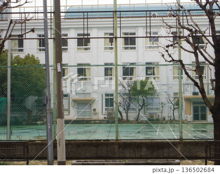 誰もいない小学校の校庭 誰もいない小学校の校庭 136502684