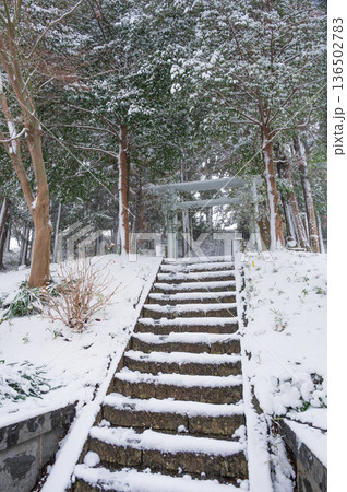 雪が積もる石座神社 136502783