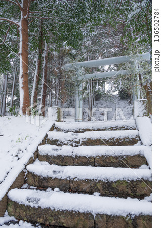 雪が積もる石座神社 雪が積もる石座神社 136502784