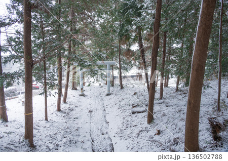 雪が積もる石座神社 136502788