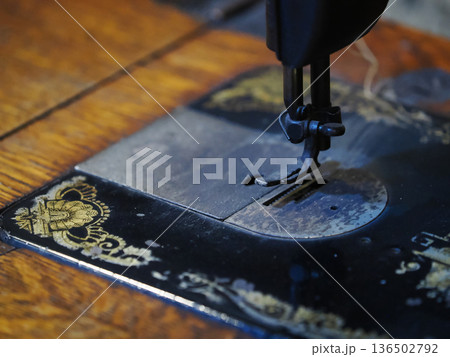 古い足踏みミシンの押さえ金 136502792