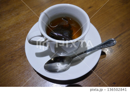 カップに淹れた紅茶 136502841