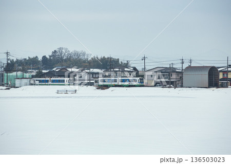 雪の中を走る福武線 136503023