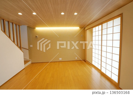 新築住宅のきれいな和風のリビング 新築住宅のきれいな和風のリビング 136503168