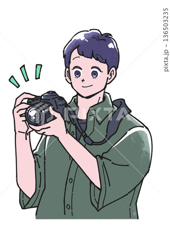 カメラを持つ笑顔の男性のイラスト 136503235