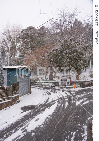 石座神社の入口　鶴巻の冬風景 136503240