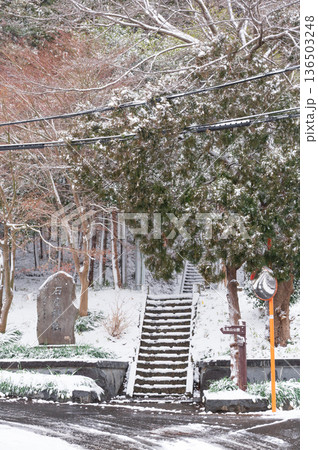 石座神社の入口 鶴巻の冬風景 石座神社の入口 鶴巻の冬風景 136503248