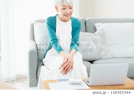 転居先を考えるシニア女性 136503344