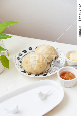 おいしそうなパンのある食事イメージ おいしそうなパンのある食事イメージ 136503732