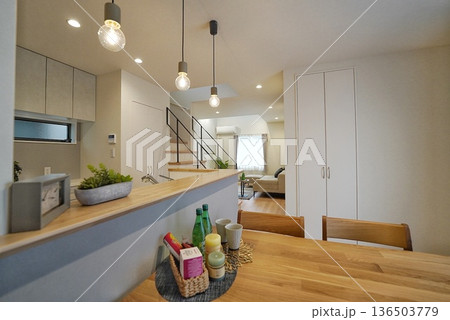お洒落なキッチンとダイニング お洒落なキッチンとダイニング 136503779