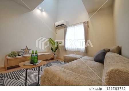 吹き抜けとお洒落なソファのあるリビングルーム 136503782