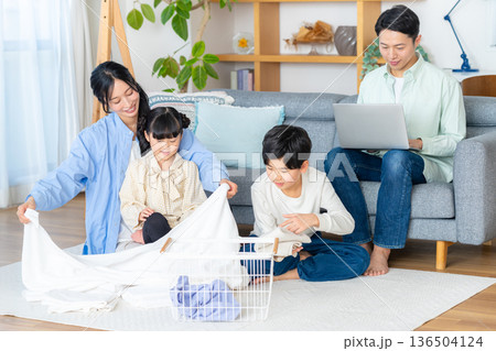 リビングで団欒する4人家族 リビングで団欒する4人家族 136504124