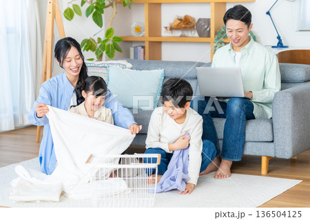 リビングで団欒する4人家族 リビングで団欒する4人家族 136504125