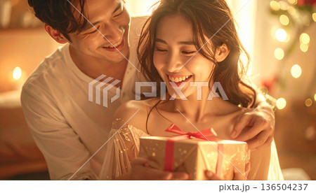 プレゼントを持つ男女 136504237