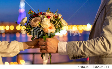 花束を持つ手 花束を持つ手 136504244