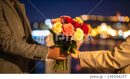 ライトアップされた花束 ライトアップされた花束 136504247