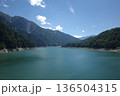 山々に囲まれた透明度の高い湖 136504315