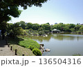 日本庭園の池と東屋の風景 136504316