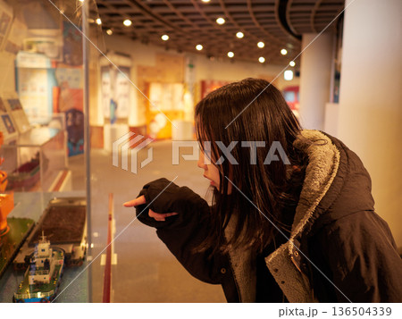 冬の名古屋港の海洋博物館で見学する中学生の姿 冬の名古屋港の海洋博物館で見学する中学生の姿 136504339