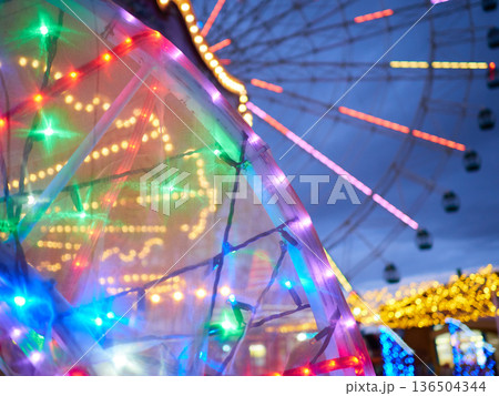 夜の遊園地の美しいイルミネーションの風景 136504344