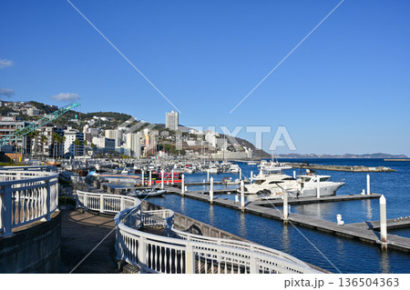 熱海温泉街の街並み 熱海温泉街の街並み 136504363